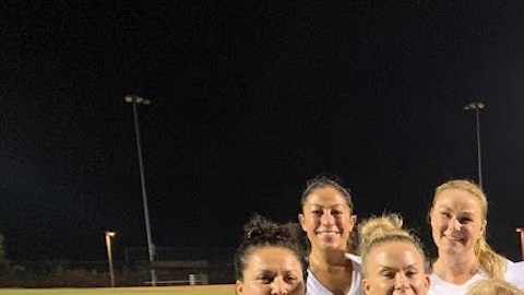 Mujeres latinas entre 40 y más de 70 juegan fútbol en la Liga de Mujeres de Fútbol de San Diego. (Cortesía)