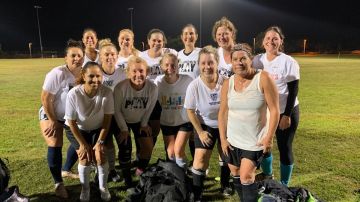 Mujeres latinas entre 40 y más de 70 juegan fútbol en la Liga de Mujeres de Fútbol de San Diego. (Cortesía)