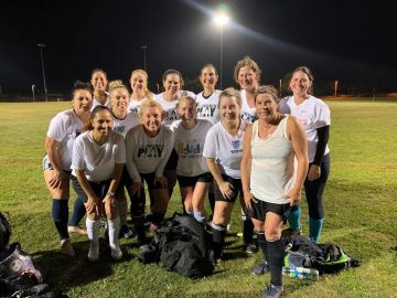 Mujeres latinas entre 40 y más de 70 juegan fútbol en la Liga de Mujeres de Fútbol de San Diego. (Cortesía)