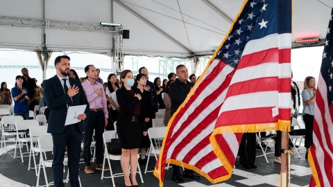 La ceremonia fue a bordo del barco USS Iowa, en San Pedro.