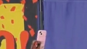 Gavin Newsom firma ley para fortalecer los salarios. (Araceli Martínez/La Opinión)