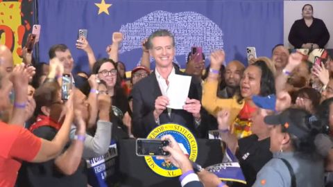 Gavin Newsom firma ley para fortalecer los salarios. (Araceli Martínez/La Opinión)