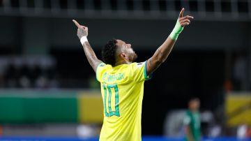 Neymar de Brasil celebra un gol hoy, en un partido de las Eliminatorias Sudamericanas.