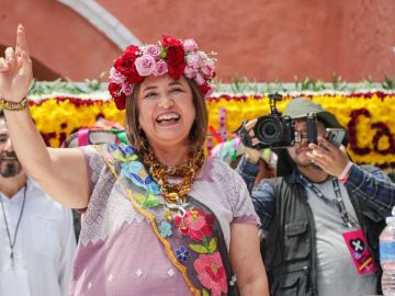 Xóchitl Gálvez recibe constancia que la acredita como candidata presidencial opositora de México