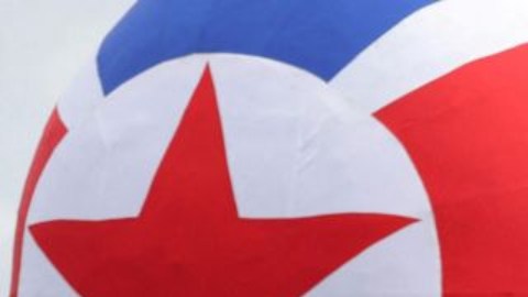 Kim Jong-un inspeccionó el exterior del submarino junto a sus jefes militares