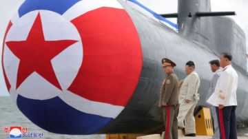 Kim Jong-un inspeccionó el exterior del submarino junto a sus jefes militares