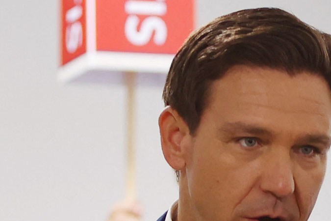 El gobernador de Florida pretende ganarse la confianza de los ciudadanos incluyendo temas de fe en sus discursos