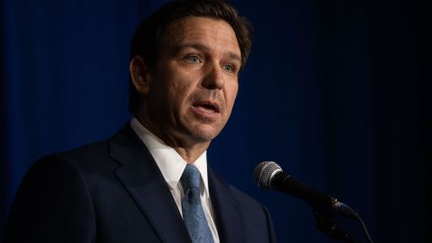 Ron DeSantis continúa muy atrás de Donald Trump en las encuestas