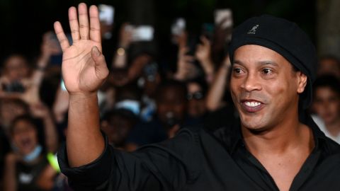 Ronaldinho sigue mostrando su talento a sus 43 años.