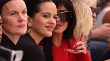 Rosalía y Kylie Jenner en el desfile de Acne Studios en el Paris Fashion Week 2023.