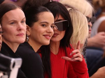 Rosalía y Kylie Jenner en el desfile de Acne Studios en el Paris Fashion Week 2023.