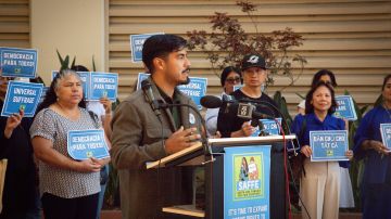 Concejal de Santa Ana, Johnathan Hernandez habla a favor de dar voto a inmigrantes en las elecciones municipales. (Cortesía)