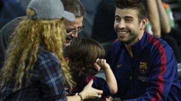Shakira, Gerard Piqué, su padre Joan Piqué y Milan viendo un juego del FC Barcelona años atrás.