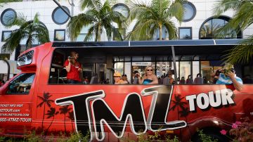 El autobús de los tours de TMZ en Beverly Hills, California.