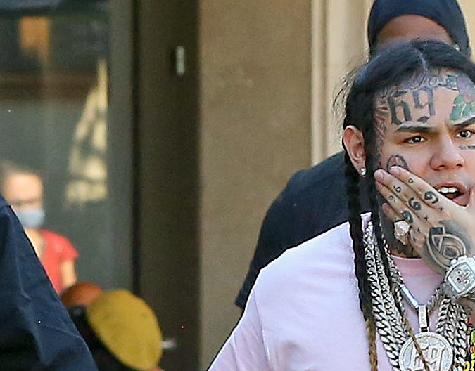 Tekashi 6ix9ine pasea por Los Ángeles.