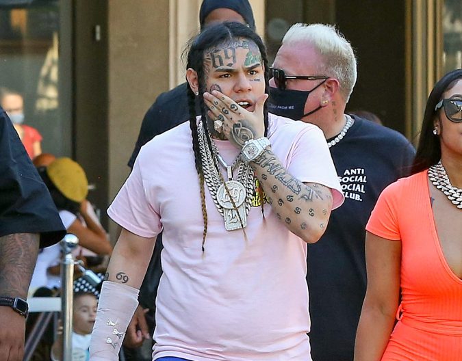 Tekashi 6ix9ine pasea por Los Ángeles.
