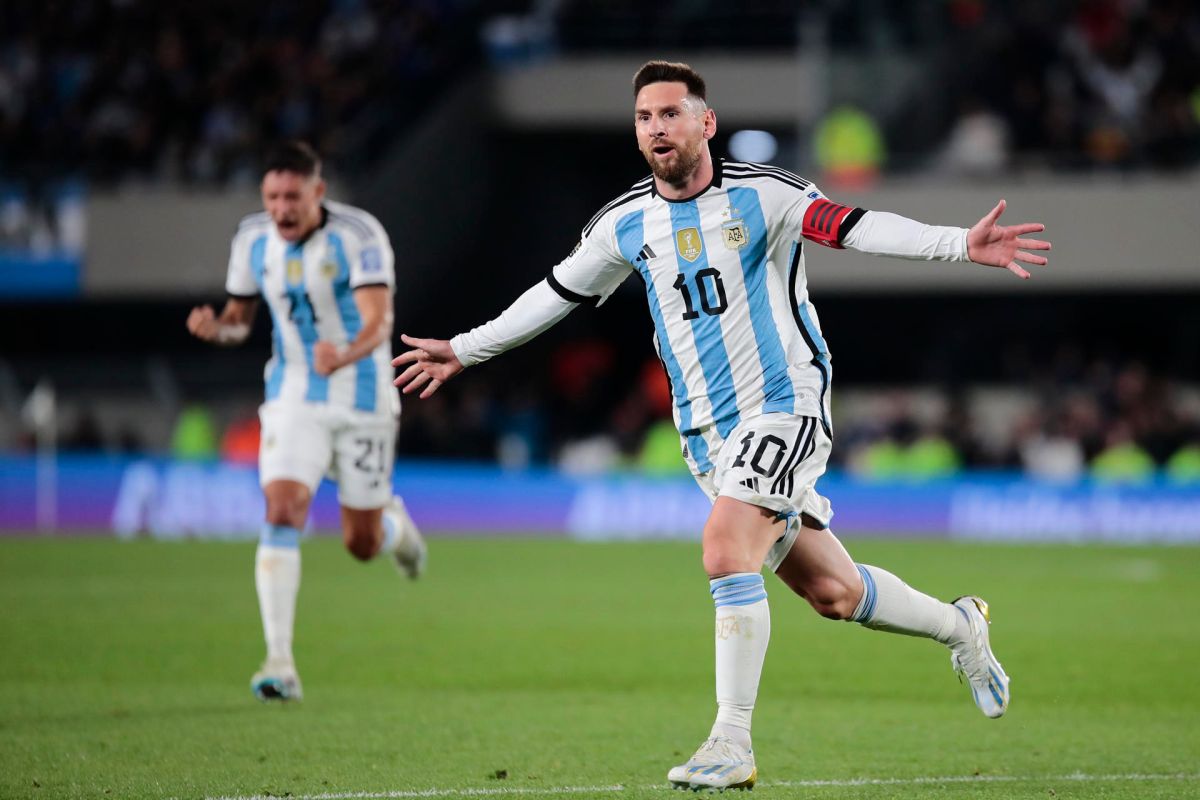 Messi rubs the lamp with a great goal from a free kick to give Argentina the first three points and equals Luis Suárez as the top scorer in the South American tie