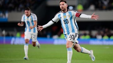 Messi de Argentina celebra un gol hoy, en un partido de las Eliminatorias Sudamericanas para la Copa Mundial de Fútbol 2026 entre Argentina y Ecuador.