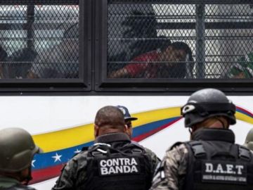 Los reclusos salieron de la cárcel de Tocorón en autobuses.