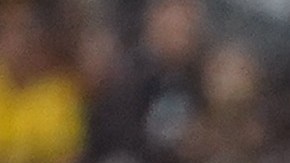 Carlos Vela cae al ser acechado por dos jugadores de Tigres.