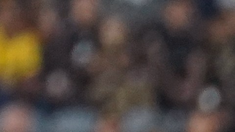 Carlos Vela cae al ser acechado por dos jugadores de Tigres.