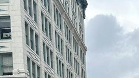 Los trabajadores tienen que laborar dos o tres empleos para pagar la renta de su vivienda. (Cortesía)