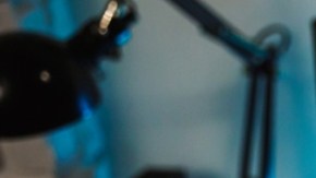 Cómo el uso excesivo de audífonos puede perjudicar tus oídos