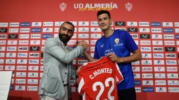 César Montes es presentado como nuevo jugador del Almería por Mohamed El Assy, director general del club..