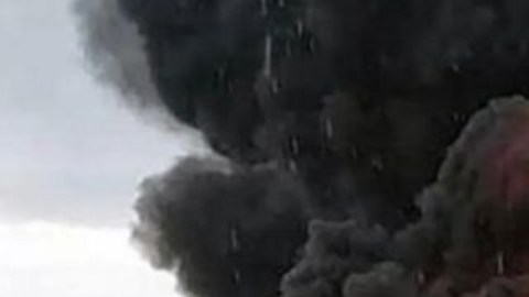 Imágenes publicadas en internet del Tupolev Tu-22M presuntamente atacado por drones en el aeródromo de Soltsy-2.