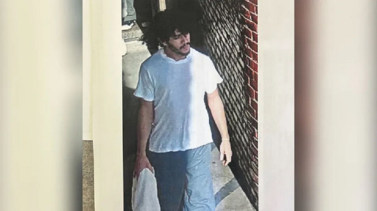 Mother of dangerous murderer who escaped from a Pennsylvania jail is helping authorities in the search