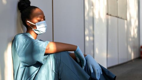 Trabajadores de la salud en Estados Unidos enfrentan un alto riesgo de suicidio: estudio