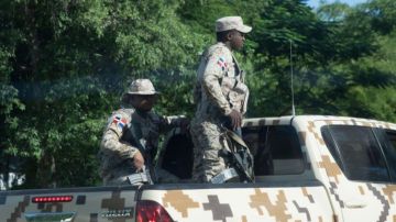 Fuerzas militares y policiales fueron movilizadas para asegurar el cierre de la frontera dominicana.