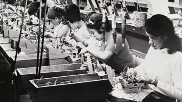 Un grupo de mujeres trabaja en una fábrica en Puerto Rico en 1970.