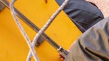 Equipos de rescate buscan sobrevivientes. en las ruinas.