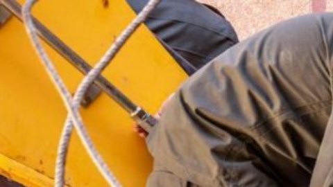 Equipos de rescate buscan sobrevivientes. en las ruinas.