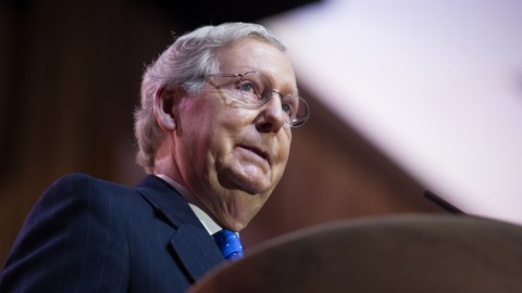 Parálisis: Cómo el deterioro cognitivo podría estar afectando al senador Mitch McConnell