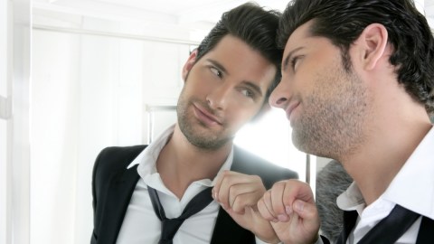 Los narcisistas suelen decir mentiras a sus parejas pero no más que un individuo promedio: estudio
