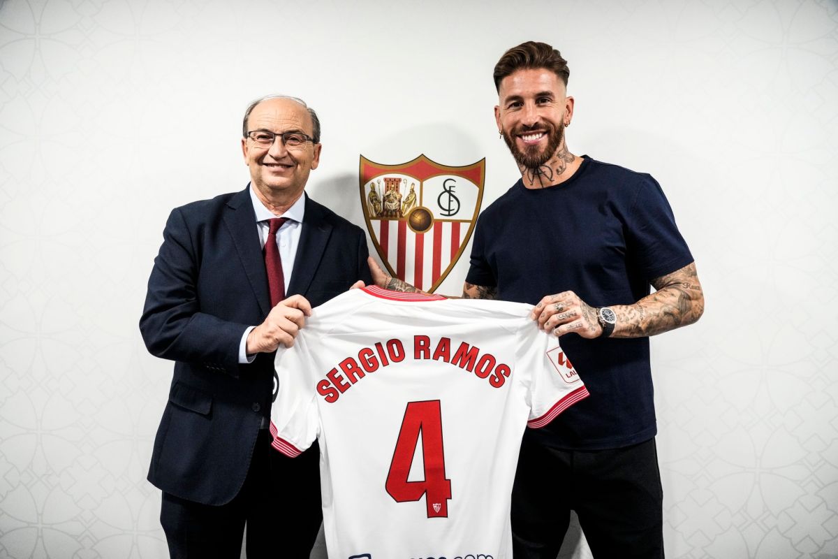 Sergio Ramos was presented with the number 4 shirt (VIDEO)