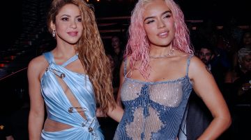 Shakira y Karol G en el backstage de los MTV MVAs 2023.