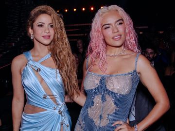 Shakira y Karol G en el backstage de los MTV MVAs 2023.