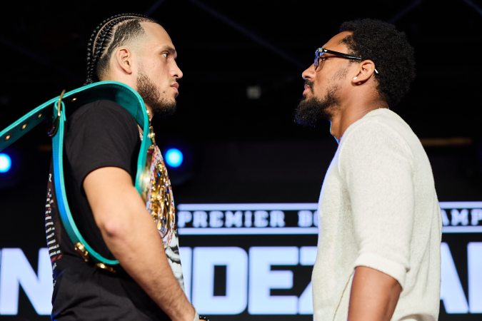 Cara a cara de David Benavídez (izq.) y Demetrius Andrade en Los Ángeles. /Foto: Esther Lin/Showtime