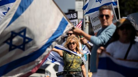 Los Angeles (United States), 10/10/2023.- Hundreds of people demonstrate in support of Israel in front of the West Los Angeles federal building, in Los Angeles, California, USA, 10 October 2023. The demonstration was organized by the StandWithUs international education organization after the Israeli-Palestinian conflict escalated. At least 1,000 people have been killed, around 150 were taken as hostages, and 2,000 others injured, according to Israel Defence Forces (IDF), after the Islamist movement Hamas launched an attack against Israel on 07 October. More than 3,000 people, including 1,500 militants from Hamas, have been killed and thousands injured in both Gaza and Israel since 07 October, according to Israeli military sources and Palestinian officials. EFE/EPA/ETIENNE LAURENT