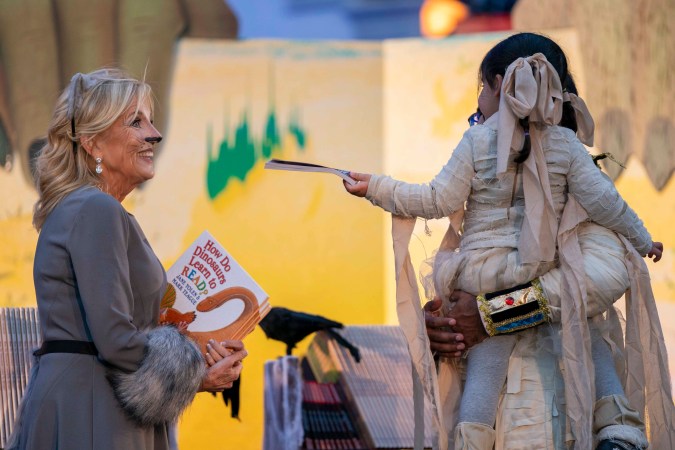 Una Jill Biden disfrazada de gata regala libros a los niños por Halloween en la Casa Blanca