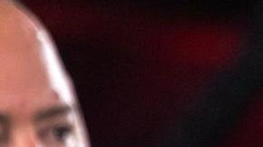 Amanda Serrano mostró sus tres títulos tras la victoria unánime.