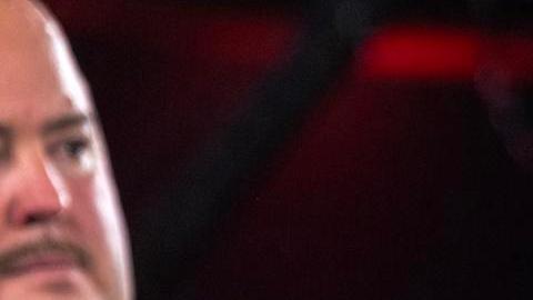 Amanda Serrano mostró sus tres títulos tras la victoria unánime.
