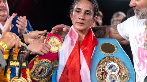 Amanda Serrano mostró sus tres títulos tras la victoria unánime.