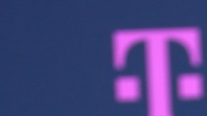 Migbelis Castellanos en la alfombra magenta de Premio Lo Nuestro 2023.