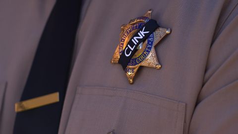 Los Angeles (United States), 05/10/2023.- A Los Angeles County police officer wears a black mourning band over his badge with the name Clink as the funeral procession for slain Deputy Ryan Clinkunbroomer arrives at The Cathedral of Our Lady of Angels in Los Angeles, California, USA, 05 October 2023. Los Angeles Deputy Ryan Clinkunbroomer, a 30-year-old field training officer, was fatally shot while in his patrol cruiser outside of the Los Angeles County Sheriff'Äôs Palmdale Station on 16 September 2023. EFE/EPA/ALLISON DINNER