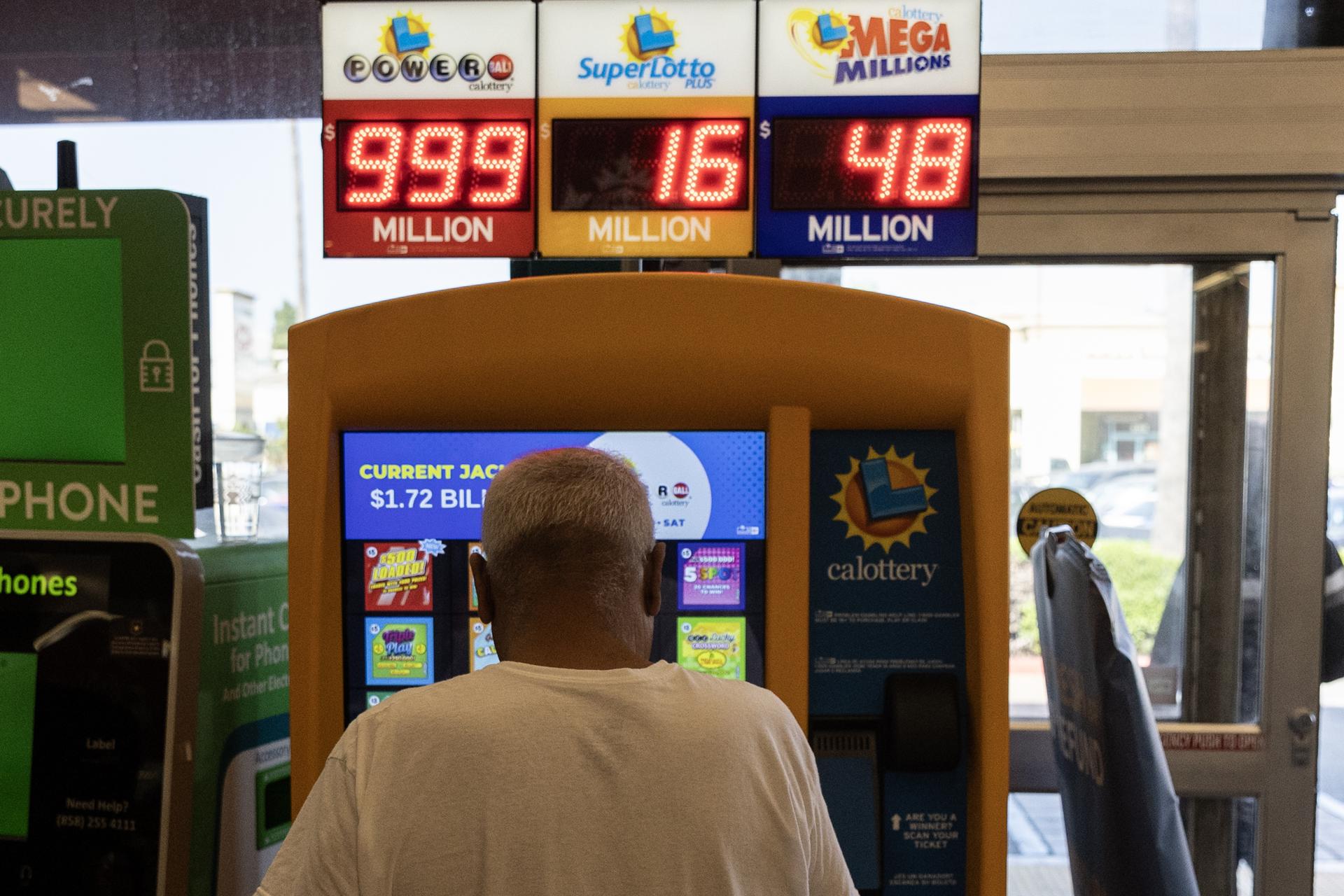 Los Angeles (United States), 11/10/2023.- A man buys Powerball tickets in a supermarket in Los Angeles, California, USA, 11 October 2023. With an estimated 1.73 billion dollars jackpot, this is the second largest prize in the Powerball game'Äôs history. EFE/EPA/ETIENNE LAURENT