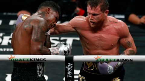 Saúl Canelo ganó con amplia diferencia ante Charlo.